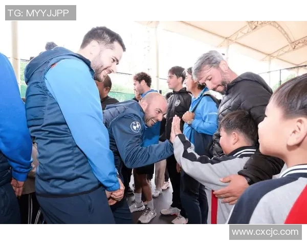 深圳网球队在世界锦标赛中的团队协作展现出卓越实力与默契配合 深圳网球队在世界锦标赛中的团队协作展现出卓越实力与默契配合